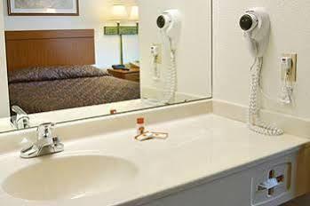 Wamego Inn And Suites Zewnętrze zdjęcie